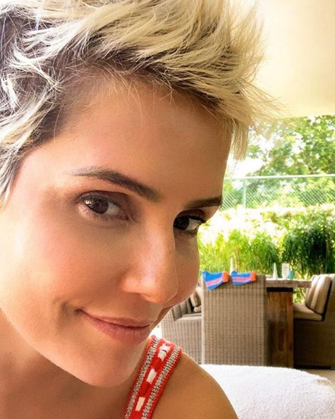 De férias, Deborah Secco doa casa para mãe de seis filhos no sertão da Bahia De férias, Deborah Secco doa casa para mãe de seis filhos no sertão da Bahia