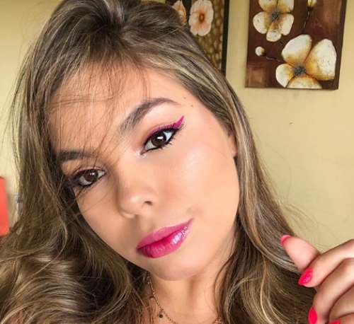 Youtuber ficou conhecida como versão adulta de MC Melody e faz sucesso nas redes sociais Youtuber ficou conhecida como versão adulta de MC Melody e faz sucesso nas redes sociais