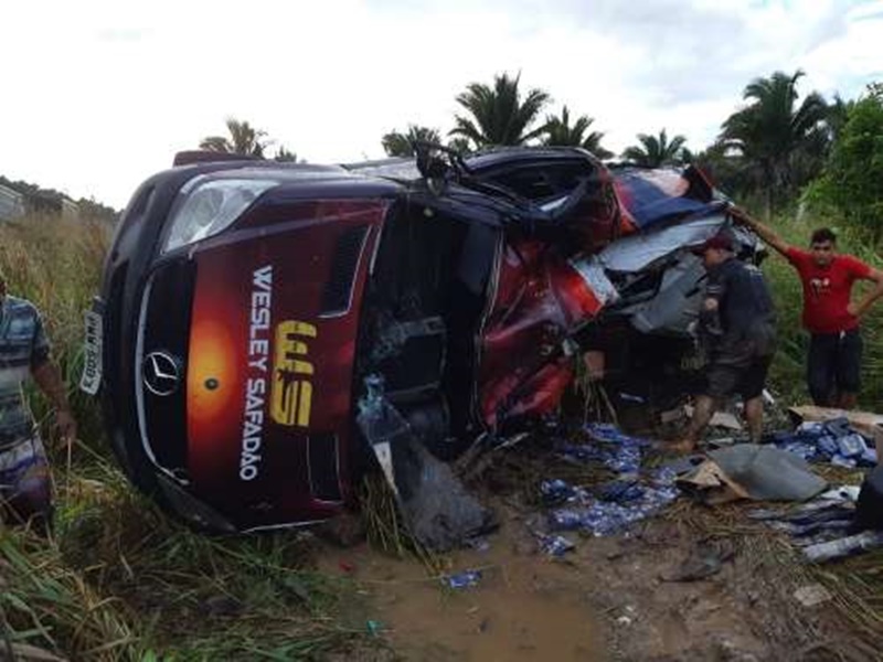Van de Wesley Safadão sofre grave acidente no interior do Maranhão Van de Wesley Safadão sofre grave acidente no interior do Maranhão