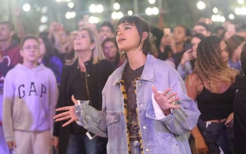 Após polêmicas na vida, Bruna Marquezine é flagrada em show gospel com novo visual Após polêmicas na vida, Bruna Marquezine é flagrada em show gospel com novo visual