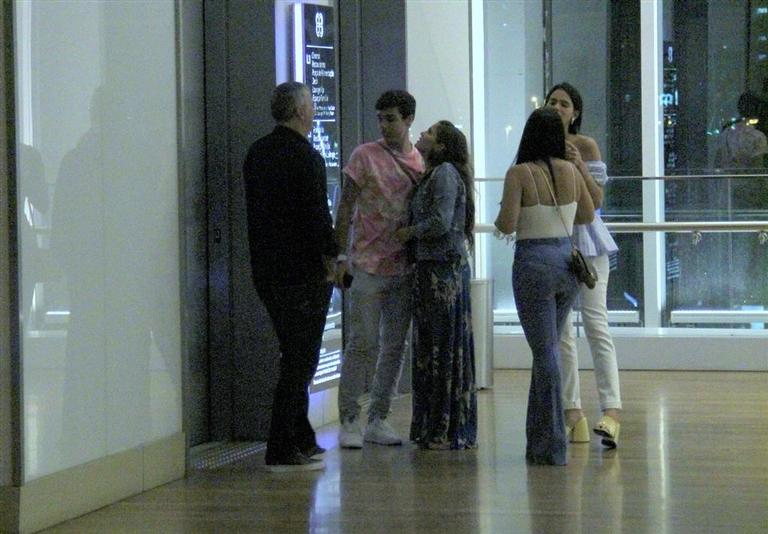 Aos 16 anos, irmã de Bruna Marquezine é flagrada com namorado enquanto atriz fica segurando vela; Veja fotos Aos 16 anos, irmã de Bruna Marquezine é flagrada com namorado enquanto atriz fica segurando vela; Veja fotos