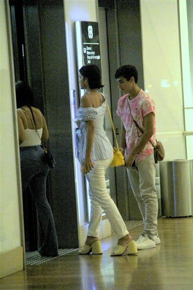 Aos 16 anos, irmã de Bruna Marquezine é flagrada com namorado enquanto atriz fica segurando vela; Veja fotos Aos 16 anos, irmã de Bruna Marquezine é flagrada com namorado enquanto atriz fica segurando vela; Veja fotos
