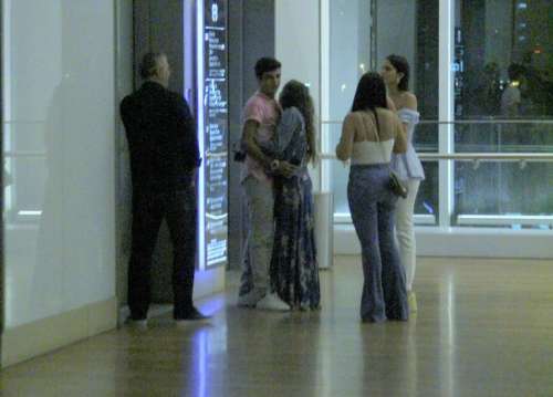Aos 16 anos, irmã de Bruna Marquezine é flagrada com namorado enquanto atriz fica segurando vela; Veja fotos Aos 16 anos, irmã de Bruna Marquezine é flagrada com namorado enquanto atriz fica segurando vela; Veja fotos