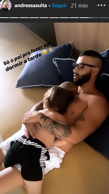 Andressa Suita mostra Gusttavo Lima descansando com o filho no sofá: "Só o pai pra fazer ele dormir a tarde"  
