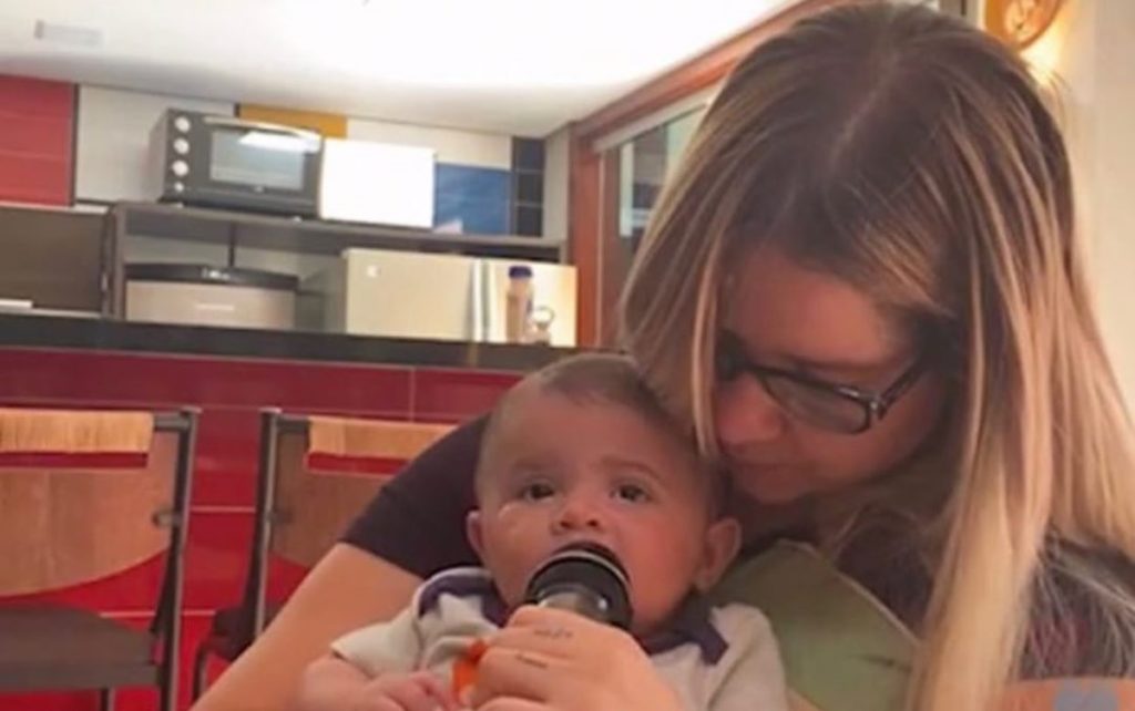 Marília Mendonça publica nova foto com o filho e se declara: "Te amo tanto que nem sei"  