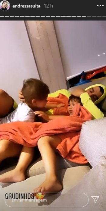 Andressa Suita filma momento fofo de Gusttavo Lima com filhos e comenta: "Grudinhos" Andressa Suita filma momento fofo de Gusttavo Lima com filhos e comenta: "Grudinhos"