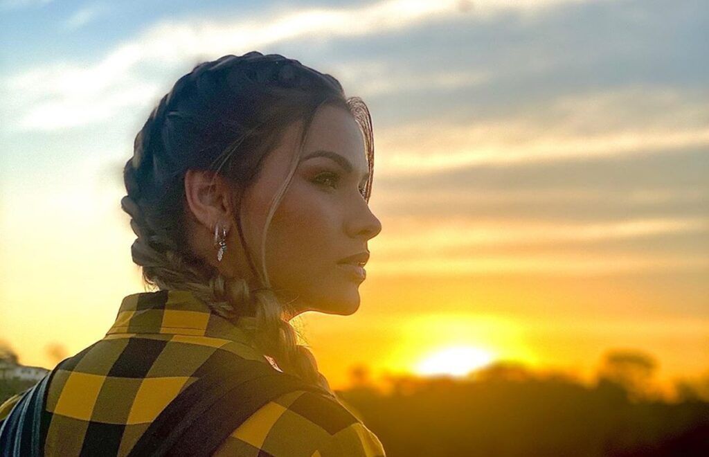 Andressa Suita faz reflexão ao surgir admirando pôr do sol na fazenda e ganha elogios: "Lindíssima" Andressa Suita faz reflexão ao surgir admirando pôr do sol na fazenda e ganha elogios: "Lindíssima"