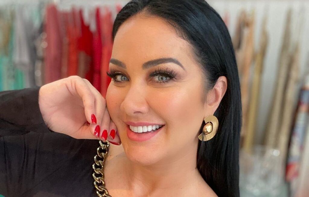Helen Ganzarolli rebate seguidora que a questionou sobre colocação de silicone: "Não tenho" Helen Ganzarolli rebate seguidora que a questionou sobre colocação de silicone: "Não tenho"