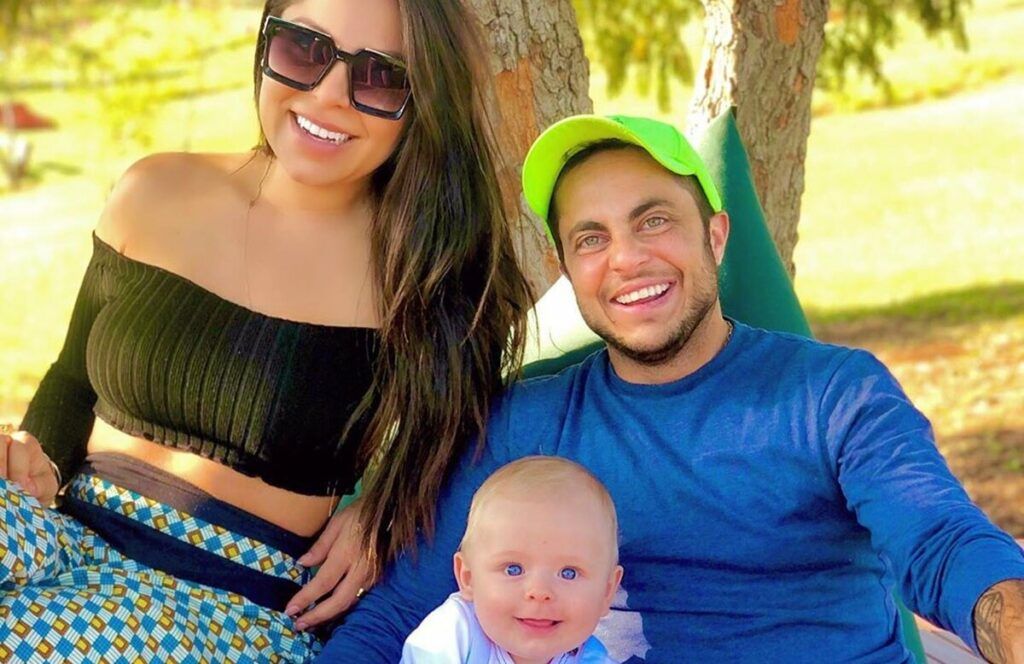 Thammy Miranda aproveita dia de piscina com a esposa e o filho: "Domingou com D de que aí?" Thammy Miranda aproveita dia de piscina com a esposa e o filho: "Domingou com D de que aí?"
