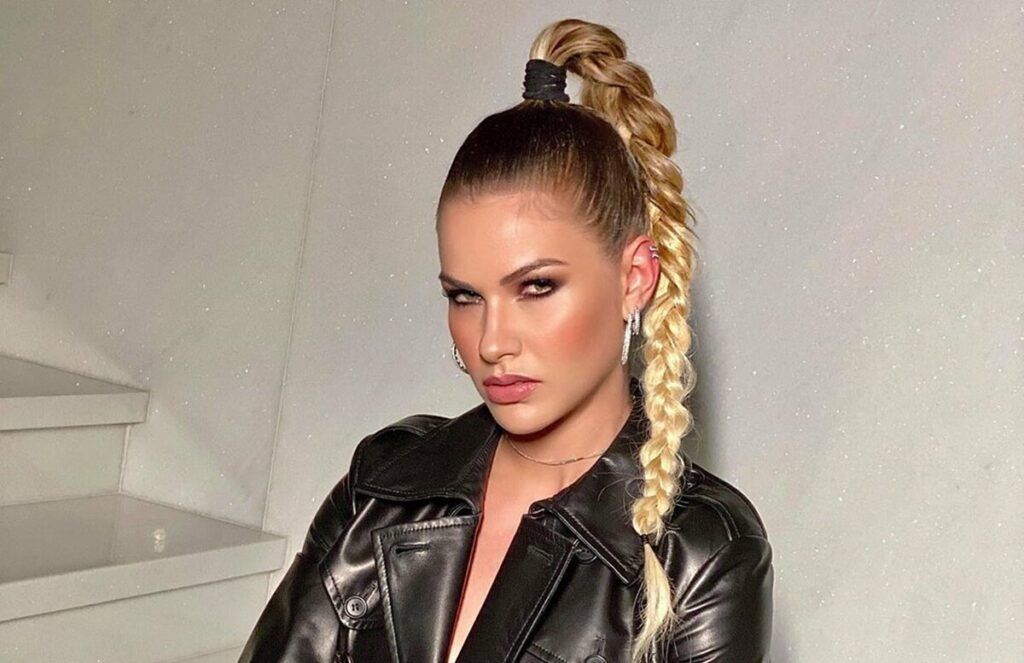 Andressa Suita vai a DVD de Gusttavo Lima com look de couro e megahair: "Passada com tanta beleza" Andressa Suita vai a DVD de Gusttavo Lima com look de couro e megahair: "Passada com tanta beleza"