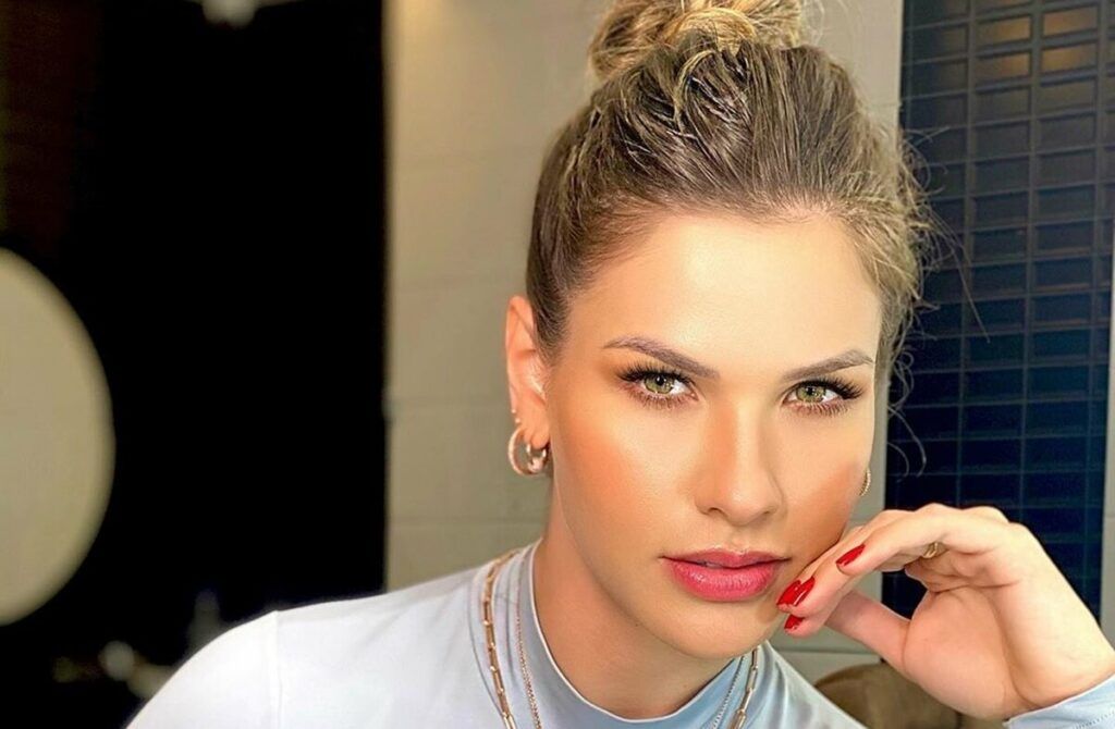 Andressa Suita revela parte do seu closet de pós-foto e ironiza: "Muito organizada" Andressa Suita revela parte do seu closet de pós-foto e ironiza: "Muito organizada"