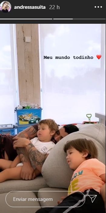 Andressa Suita flagra Gusttavo Lima assistindo TV com os 2 filhos: "Meu mundo todinho" Andressa Suita flagra Gusttavo Lima assistindo TV com os 2 filhos: "Meu mundo todinho"