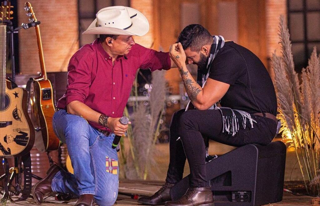 Locutor da live de Gusttavo Lima desabafa sobre queda na audiência dos eventos: "Povo que reclama" Locutor da live de Gusttavo Lima desabafa sobre queda na audiência dos eventos: "Povo que reclama"