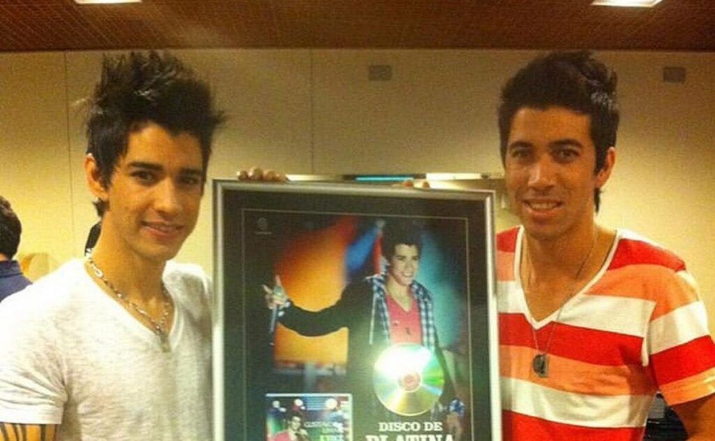 Gusttavo Lima aparece em foto rara com o irmão e fã brinca: "Tempo foi generoso com ele" Gusttavo Lima aparece em foto rara com o irmão e fã brinca: "Tempo foi generoso com ele"