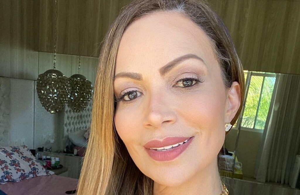 Solange Almeida aparece toda produzida na casa do namorado e manda recado: "Sextou" Solange Almeida aparece toda produzida na casa do namorado e manda recado: "Sextou"