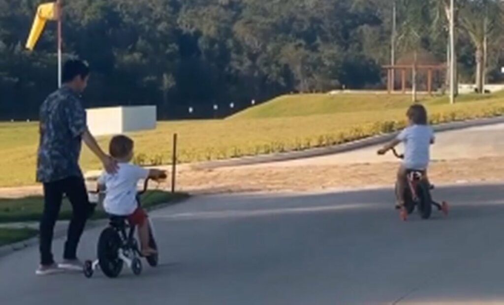 Na fazenda, Andressa Suita mostra os filhos aprendendo a andar de bicicleta com avó: "Vovó ensinando eles" Na fazenda, Andressa Suita mostra os filhos aprendendo a andar de bicicleta com avó: "Vovó ensinando eles"