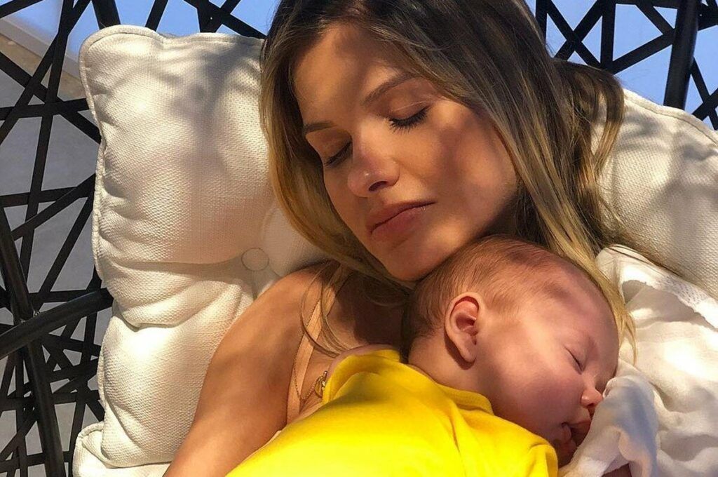 Andressa Suita se derrete enquanto assiste desenho animado com o caçula: "Loirinho mamãe" Andressa Suita se derrete enquanto assiste desenho animado com o caçula: "Loirinho mamãe"