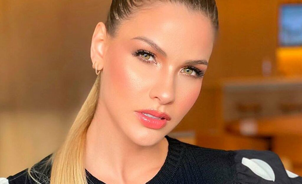 Andressa Suita aparece deslumbrante em ensaio fotográfico na frança e lamenta saudades Andressa Suita aparece deslumbrante em ensaio fotográfico na frança e lamenta saudades