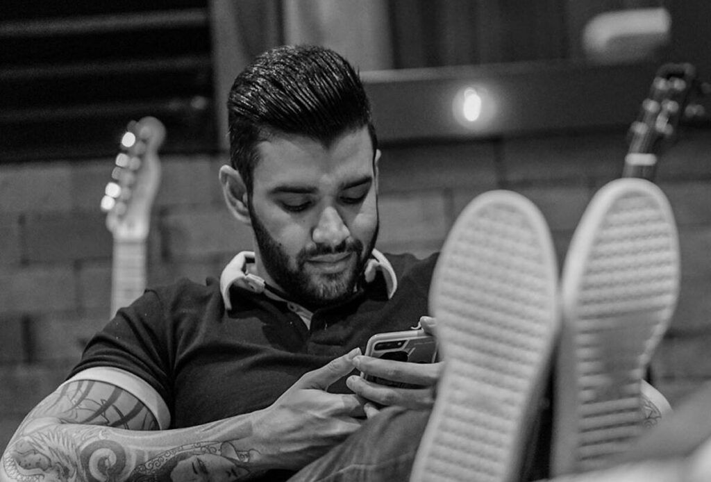 Gusttavo Lima aparece estudando marketing digital e anuncia novidades para próxima live show Gusttavo Lima aparece estudando marketing digital e anuncia novidades para próxima live show