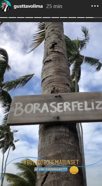 Gusttavo Lima mostra frase marcante no cenário da live show em Pernambuco: "Bora ser feliz" Gusttavo Lima mostra frase marcante no cenário da live show em Pernambuco: "Bora ser feliz"