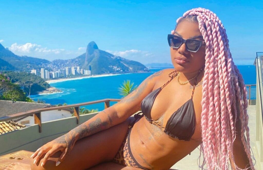 Ludmilla aparece de biquíni e usando tranças na cor rosa e ganha elogio da esposa: "Perfeita" Ludmilla aparece de biquíni e usando tranças na cor rosa e ganha elogio da esposa: "Perfeita"