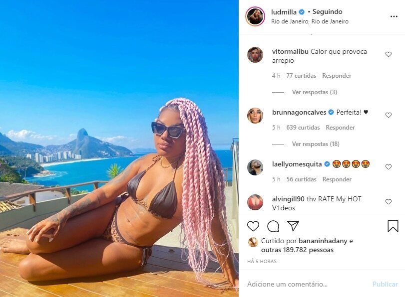 Ludmilla aparece de biquíni e usando tranças na cor rosa e ganha elogio da esposa: "Perfeita" Ludmilla aparece de biquíni e usando tranças na cor rosa e ganha elogio da esposa: "Perfeita"