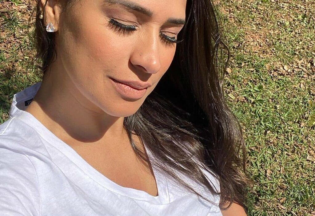 Grávida, Simone surge pela primeira vez de biquíni durante passeio de barco com a família Grávida, Simone surge pela primeira vez de biquíni durante passeio de barco com a família
