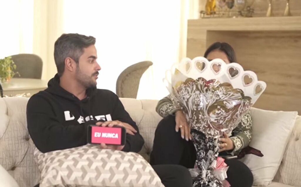 Simone mostra reação do marido ao descobrir que ela ganhou flores de outro homem Simone mostra reação do marido ao descobrir que ela ganhou flores de outro homem