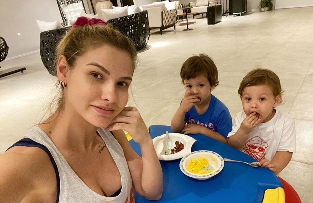 Andressa Suita mostra feira enorme de frutas e legumes que chegou na fazenda: "Tudo orgânico" Andressa Suita mostra feira enorme de frutas e legumes que chegou na fazenda: "Tudo orgânico"