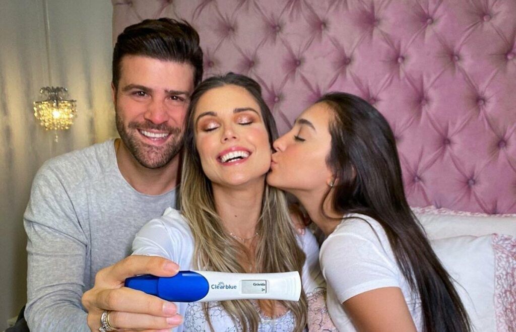 Filha de Flávia Viana mostra primeiro momento com o irmão recém-nascido e emociona apresentadora Filha de Flávia Viana mostra primeiro momento com o irmão recém-nascido e emociona apresentadora