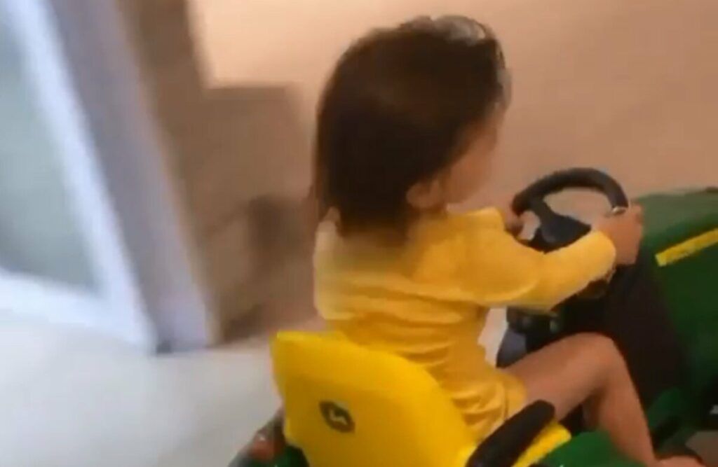 Na fazenda, Andressa Suita flagra o filho carregando feira de frutas e legumes em trator Na fazenda, Andressa Suita flagra o filho carregando feira de frutas e legumes em trator