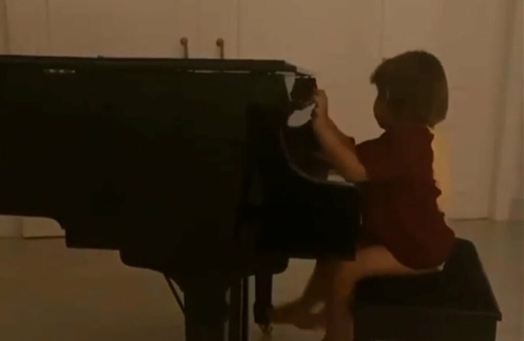 Andressa Suita mostra os filhos tocando piano e brinca: "Isso são horas crianças?" Andressa Suita mostra os filhos tocando piano e brinca: "Isso são horas crianças?"