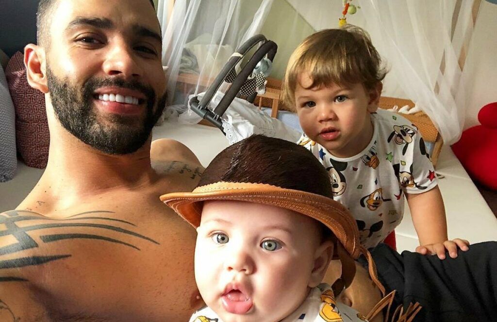 Altas horas da noite, Gusttavo Lima brinca com os filhos na piscina de bolinhas e esposa se derrete Altas horas da noite, Gusttavo Lima brinca com os filhos na piscina de bolinhas e esposa se derrete