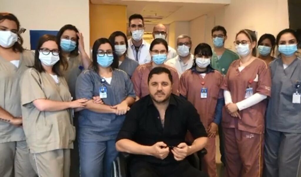 Maurício Manieri recebe alta de hospital após sobreviver a infarto: "Vou fazer um show pra essa galera" Maurício Manieri recebe alta de hospital após sobreviver a infarto: "Vou fazer um show pra essa galera"