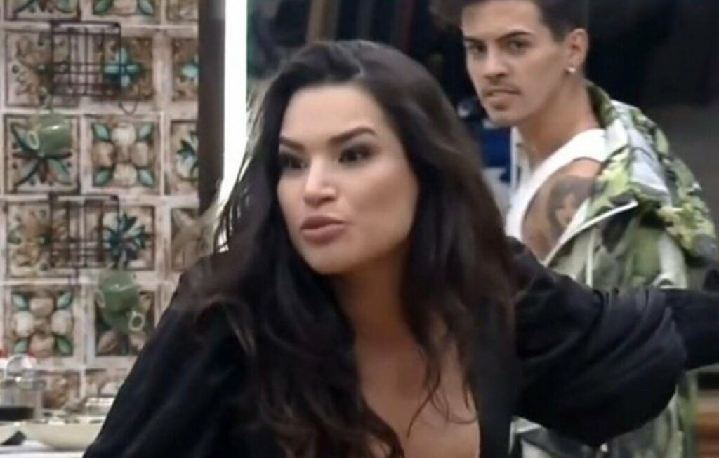 A Fazenda 12: Raissa se desespera após tomar oito votos na formação da roça A Fazenda 12: Raissa se desespera após tomar oito votos na formação da roça