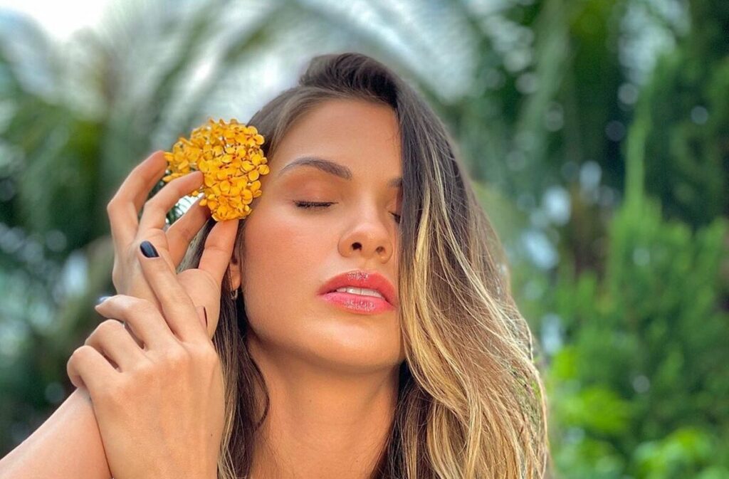 Coach explica porque Andressa Suita apostou em girassol na primeira foto após separação Coach explica porque Andressa Suita apostou em girassol na primeira foto após separação
