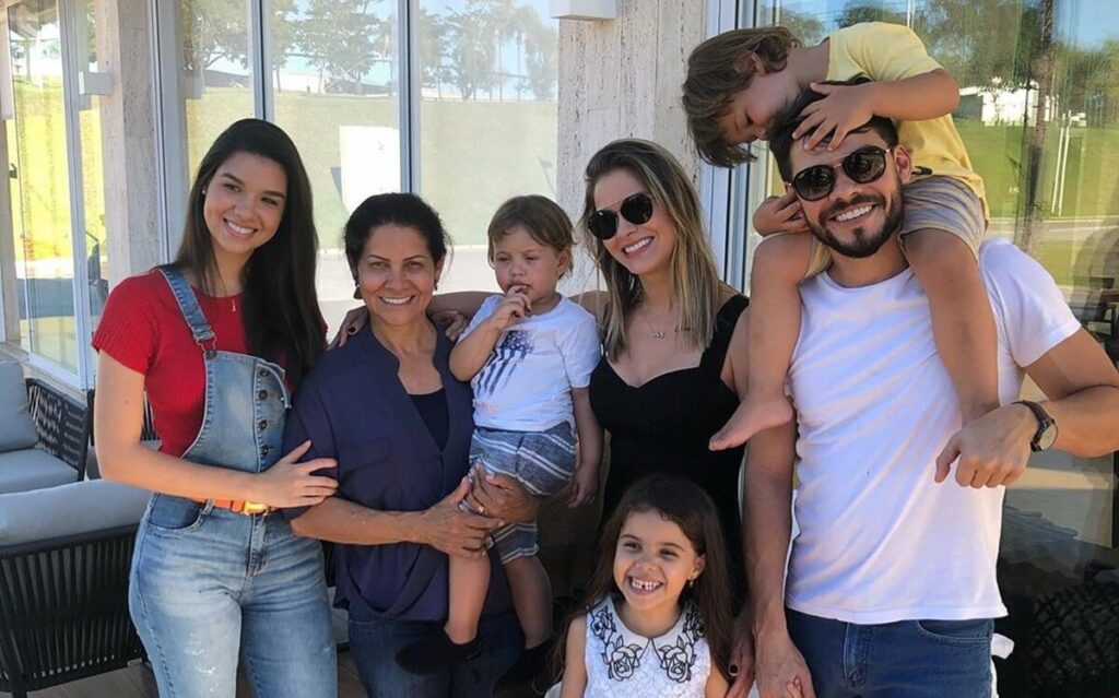 Pai de Andressa Suita reúne família e manda recado: "Sempre unida com as graças de Deus" Pai de Andressa Suita reúne família e manda recado: "Sempre unida com as graças de Deus"