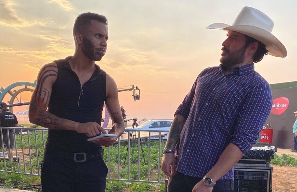 Famoso youtuber aparece com cover de Gusttavo Lima no palco da live do sertanejo no Mato Grosso Famoso youtuber aparece com cover de Gusttavo Lima no palco da live do sertanejo no Mato Grosso