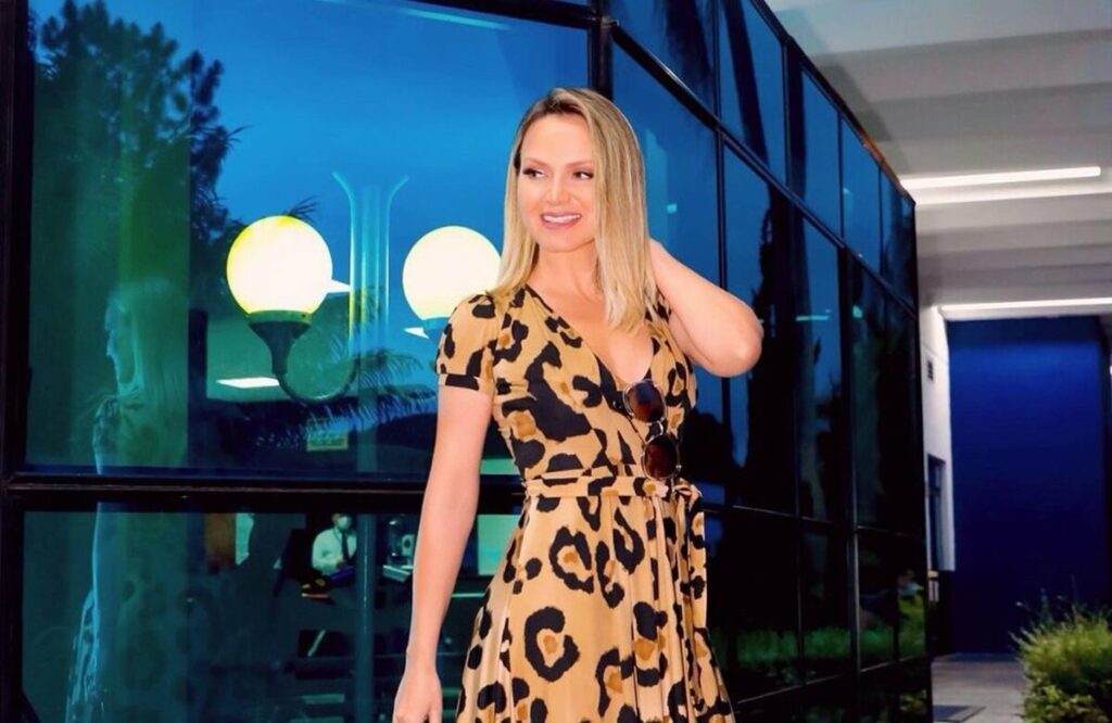 De vestido oncinha, Eliana surge deslumbrante antes de jantar com o 'namorido' e ganha elogios: "Deusa" De vestido oncinha, Eliana surge deslumbrante antes de jantar com o 'namorido' e ganha elogios: "Deusa"