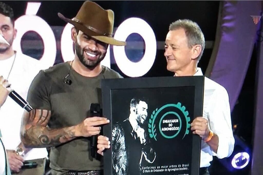 Gusttavo Lima recebe título de Embaixador do Agronegócio durante live no Mato Grosso Gusttavo Lima recebe título de Embaixador do Agronegócio durante live no Mato Grosso