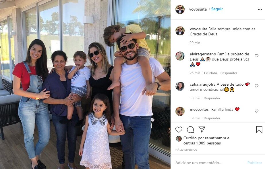Pai de Andressa Suita reúne família e manda recado: "Sempre unida com as graças de Deus" Pai de Andressa Suita reúne família e manda recado: "Sempre unida com as graças de Deus"
