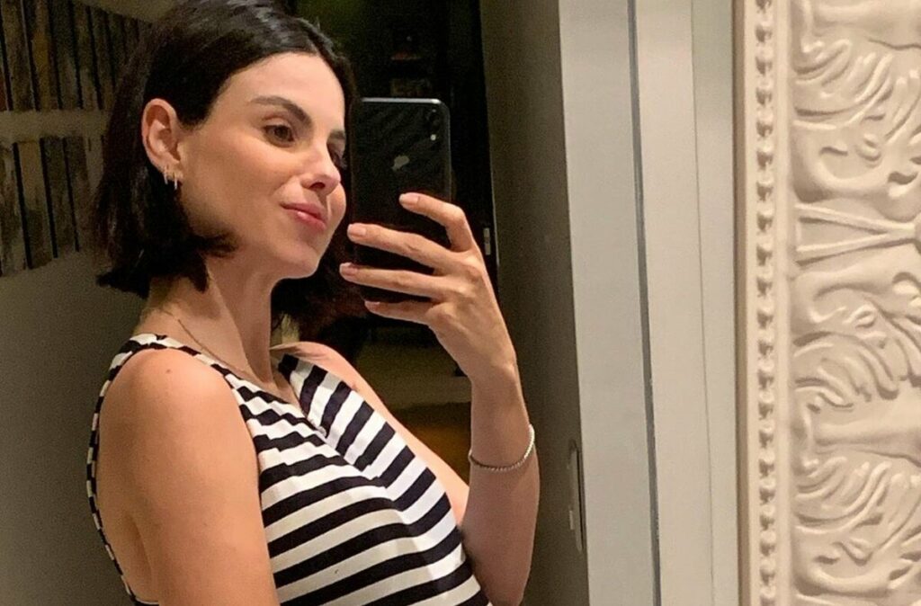Sthefany Brito mostra tamanho do barrigão e brinca: "Toda grávida tem um vestido listrado" Sthefany Brito mostra tamanho do barrigão e brinca: "Toda grávida tem um vestido listrado"