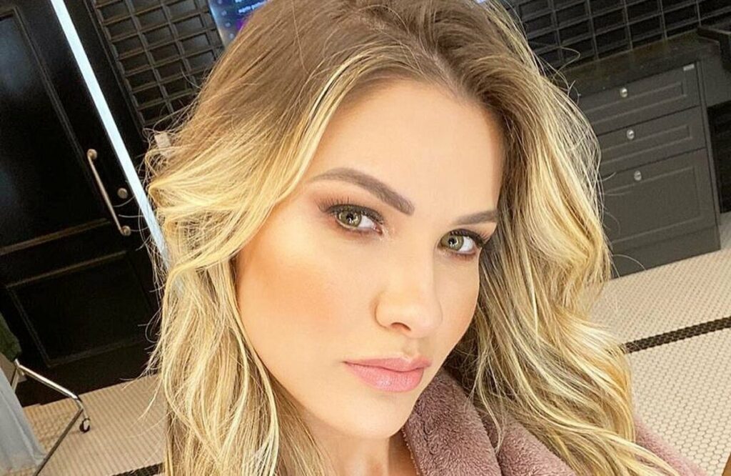 Sabadou! Andressa Suita surge enchendo o copo e brinca: "Já pode?" Sabadou! Andressa Suita surge enchendo o copo e brinca: "Já pode?"