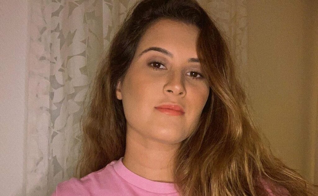 Filha de Fátima Bernardes surge de biquíni com amigo de moradia Filha de Fátima Bernardes surge de biquíni com amigo de moradia