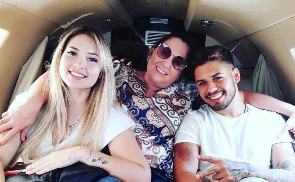 Mãe de Virginia Fonseca mostra convite de chá revelação do bebê da youtuber Mãe de Virginia Fonseca mostra convite de chá revelação do bebê da youtuber