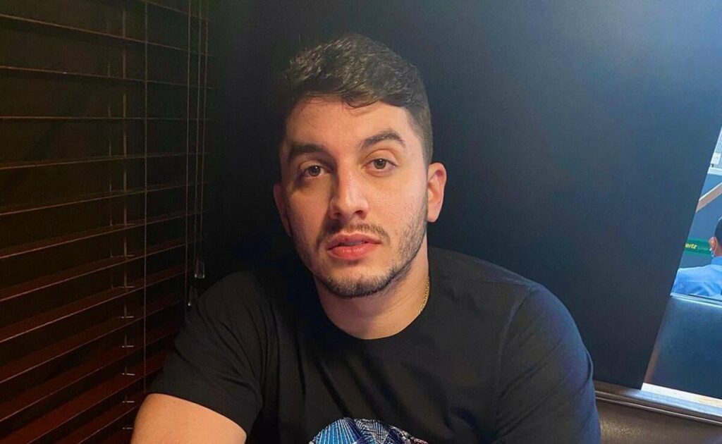 Cantor empresariado por Gusttavo Lima já foi camelô e chegou a ganhar R$ 500 por show Cantor empresariado por Gusttavo Lima já foi camelô e chegou a ganhar R$ 500 por show