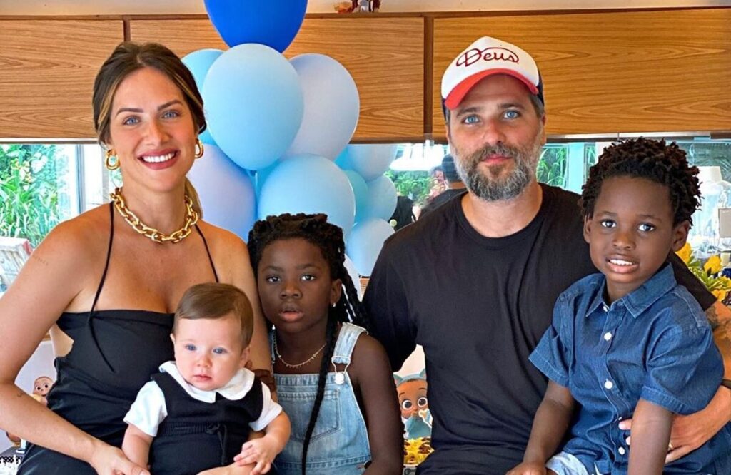 Giovanna Ewbank e Bruno Gagliasso celebram 6 meses do filho, Zyan, com festinha caseira Giovanna Ewbank e Bruno Gagliasso celebram 6 meses do filho, Zyan, com festinha caseira