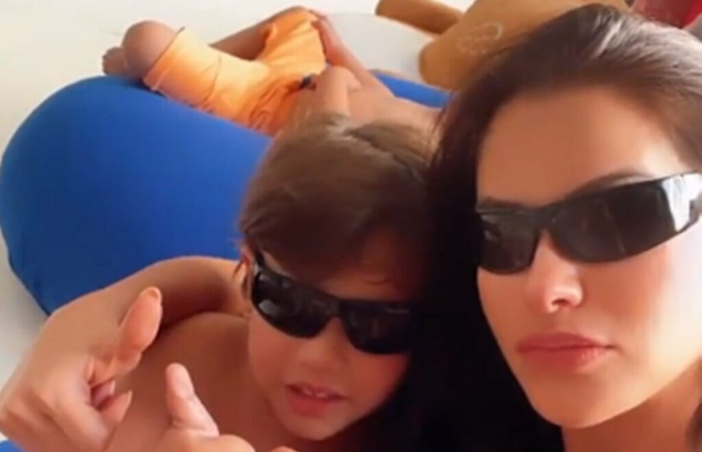 Em mansão, Andressa Suita surge de óculos escuros com o filho, Gabriel: "Tá joia?" Em mansão, Andressa Suita surge de óculos escuros com o filho, Gabriel: "Tá joia?"