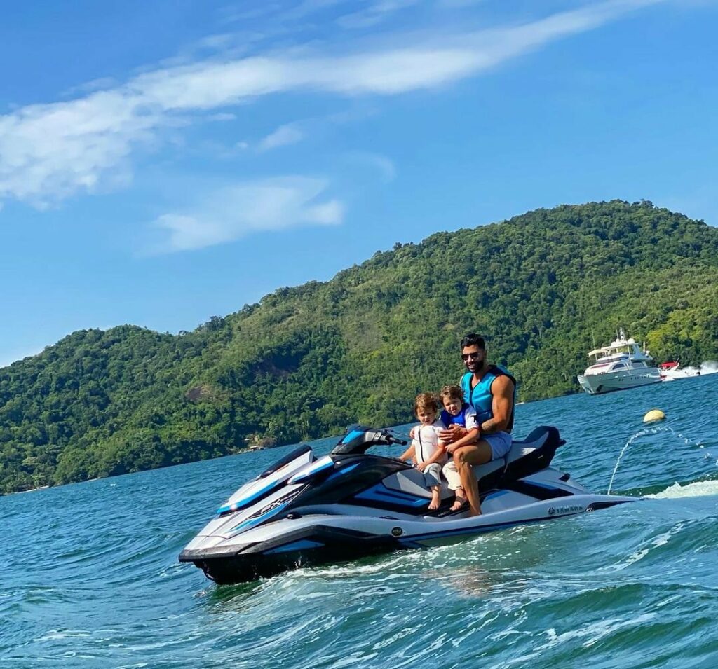 Gusttavo Lima passeia de jet ski com os filhos em Angra dos Reis