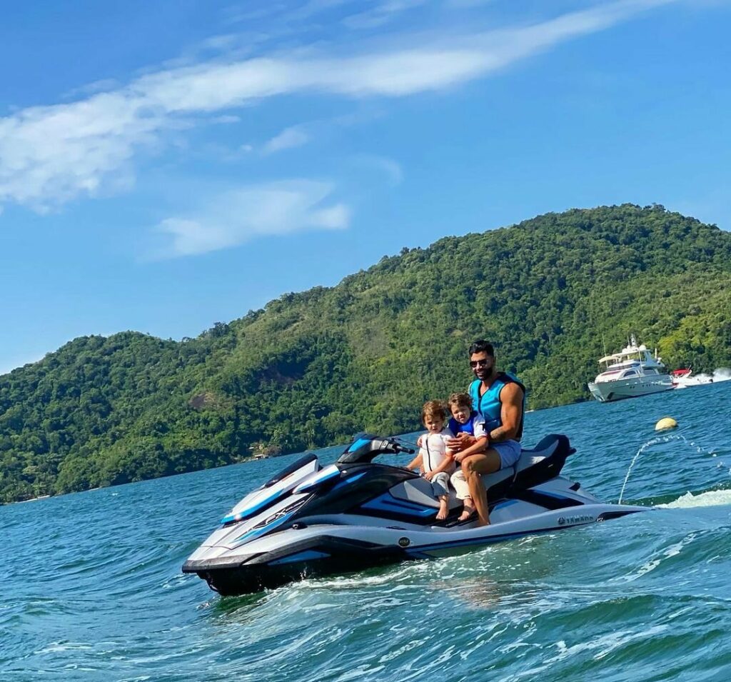 Gusttavo Lima passeia de jet ski com os filhos em Angra dos Reis 